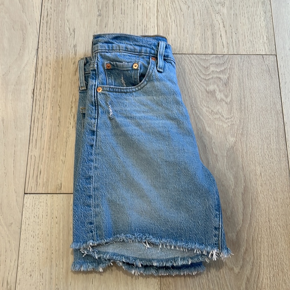 Levi’s 501 Button Fly Frayed Denim Shorts in Size 25 - Picture 5 of 12